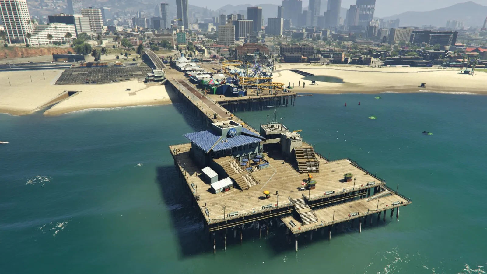 El muelle de Del Perro visto desde el aire, con la playa y el centro detrás